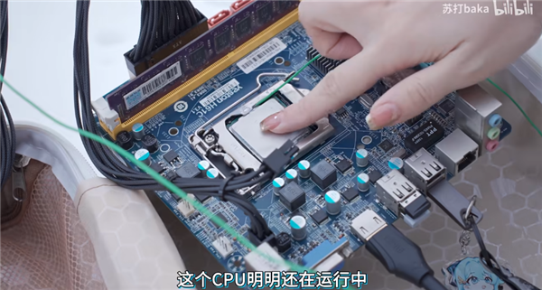 零下-53℃？小姐姐漠河室外玩电脑 液晶屏都冻住了 - v2ra小站