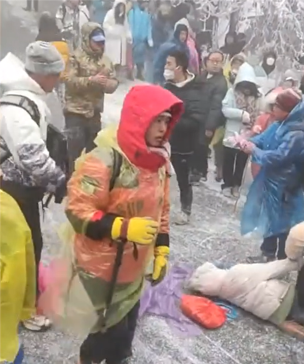游客滑雪失控致女生被撞倒后抽搐 医生：危险数极高、常见骨折 - v2ra小站