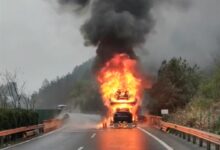 10辆特斯拉新车高速上集体燃烧 只剩一堆废铁架子 - v2ra小站