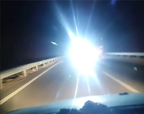 你遇到过没？货车安装超亮后射灯：夜晚跟车根本看不清 - v2ra小站
