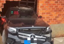 男子借奔驰GLC迎亲 前行误挂倒挡撞穿墙:怀挡“背锅”? - v2ra小站