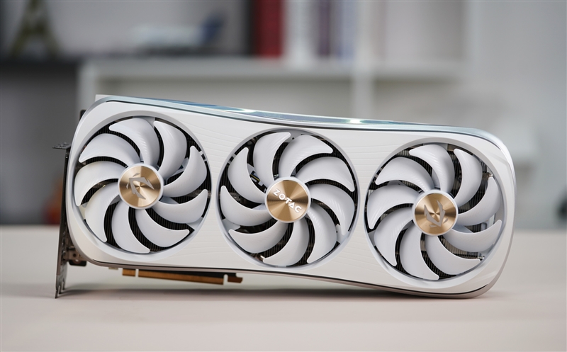 纯白独树一帜！索泰RTX 4080 AMP EXTREME AIRO月白显卡评测：堆料媲美RTX 4090 - v2ra小站