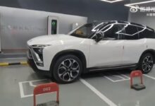 蔚来车主占三个车位充电引争议 汽车博主：好像只能这么充 - v2ra小站