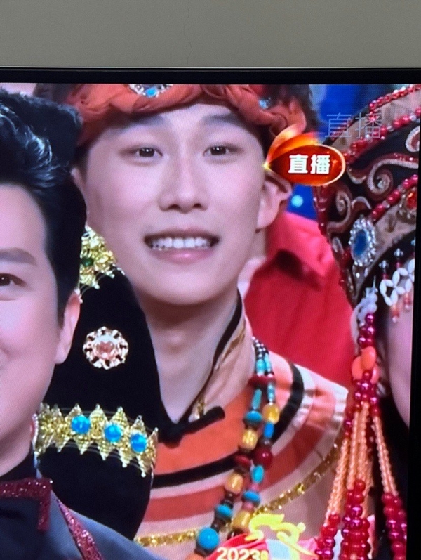 歌舞团回应春晚小哥足足微笑19秒：他平时也这么笑 - v2ra小站