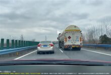 私家车与油罐车高速并排堵路 货车司机看不下去 主动让路 - v2ra小站