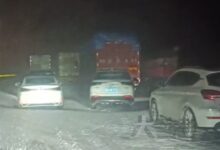 秦岭暴雪高速积雪半米深 有车辆被困超20小时！网友：电动车咋办 - v2ra小站