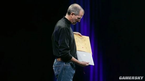 MacBook Air迎15岁生日 首次亮相由乔布斯从信封取出 - v2ra小站