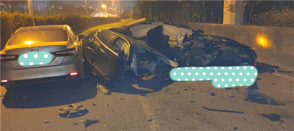 广州一特斯拉撞墙起火致1人死亡 车主最新发声：再次提醒特斯拉风险 - v2ra小站