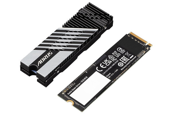 技嘉AORUS Gen4 7300 SSD换上新闪存：顺序速度提升明显 飙到7.3GB/s - v2ra小站